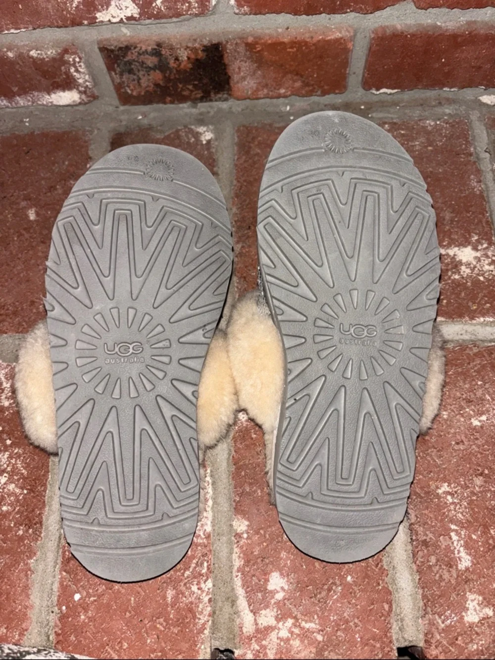 UGG Australia Silver Sequin Shearling Clog Slippers Girl’s Size 5